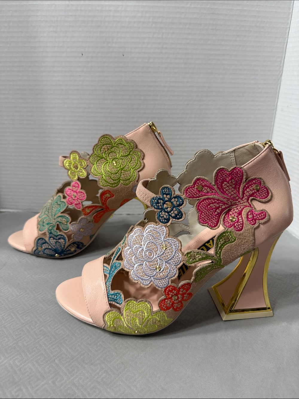 Kat Maconie Calypso Pastel Floral Embroidered Open Toe  Heels Gold Trim Size 10